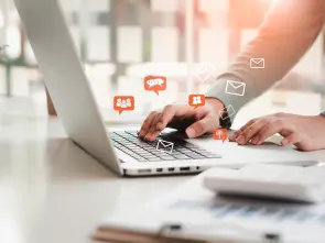 Computer mit Kontaktmöglichkeiten